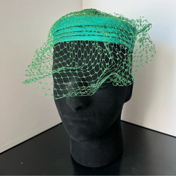 Vintage 1960s Ladies Green Layered Pillbox Fascinator Halo Hat With Net Veil - Picture 1 of 11